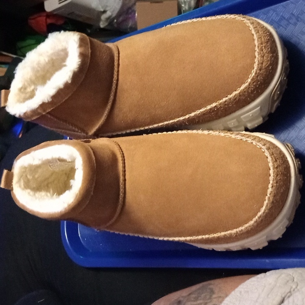 UGG All Gender Venture Daze,  NWOT, M-11,W-12, Tan Leather Fur Lined Ankle Boots
